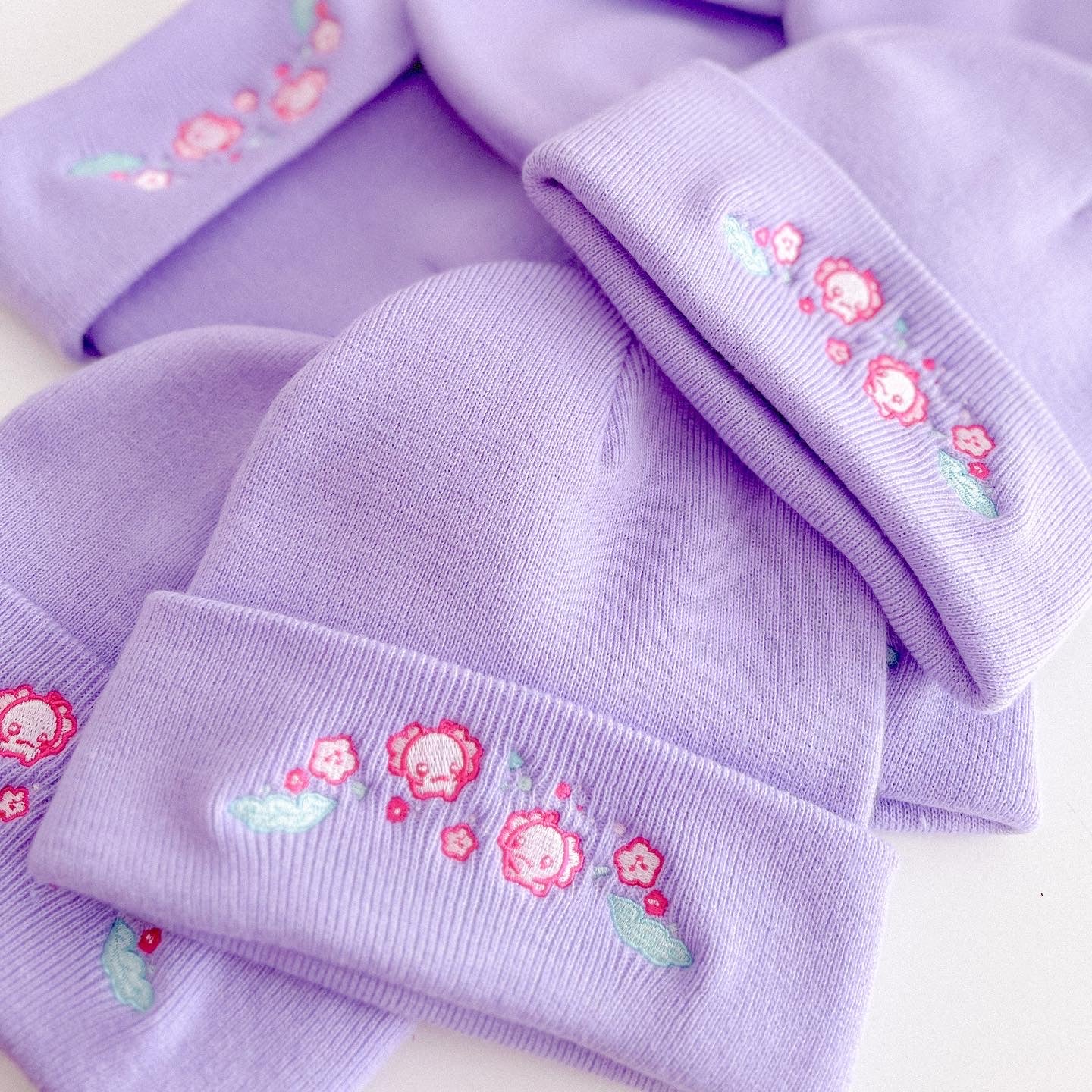 miamouz-beanies-axolotl-winterm-tze-beanie-lavendel-bestickt image 2