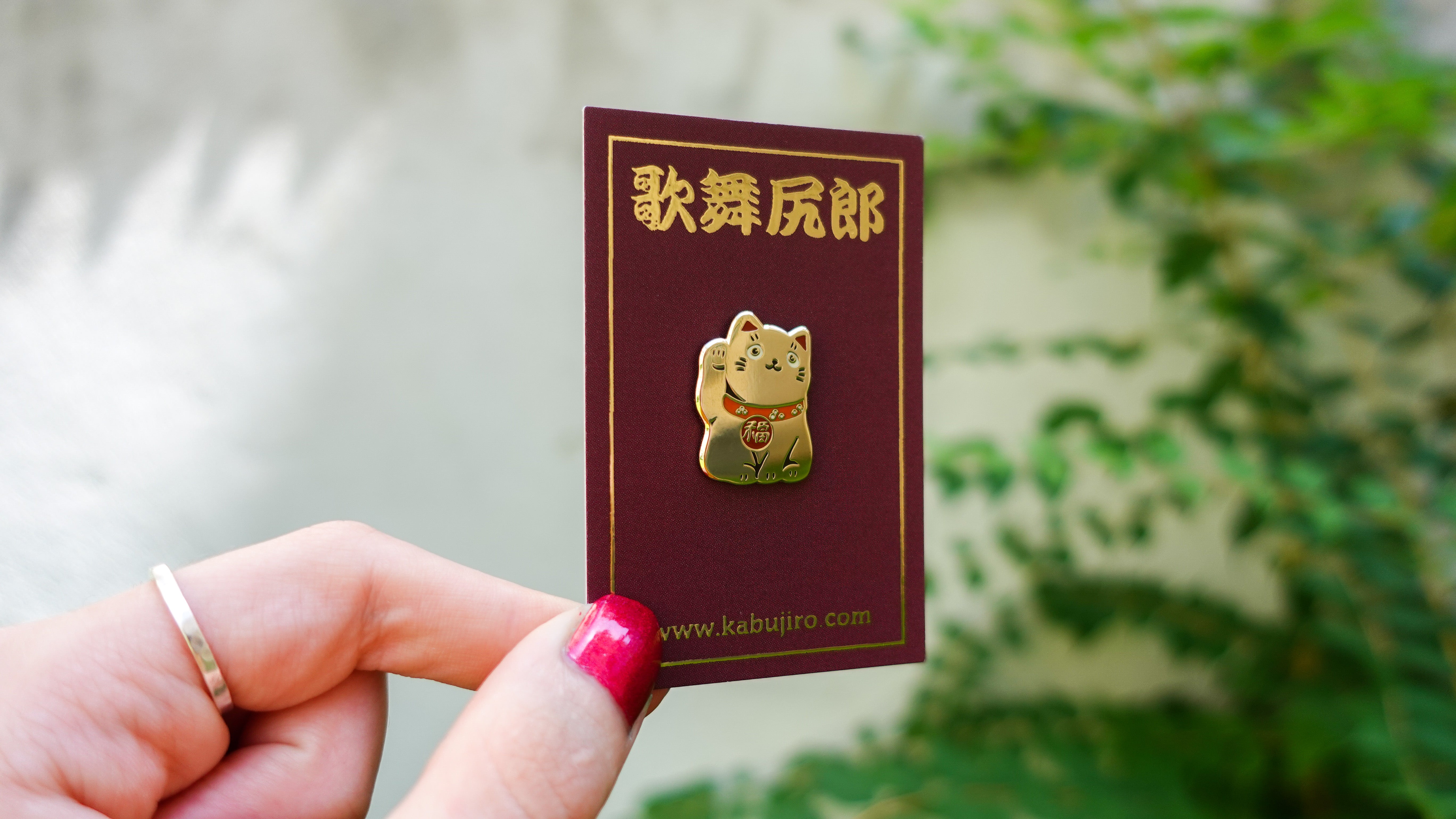 kabujiro-lucky-cat-enamel-pin-25mm-gold-gl-ckskatze image 6