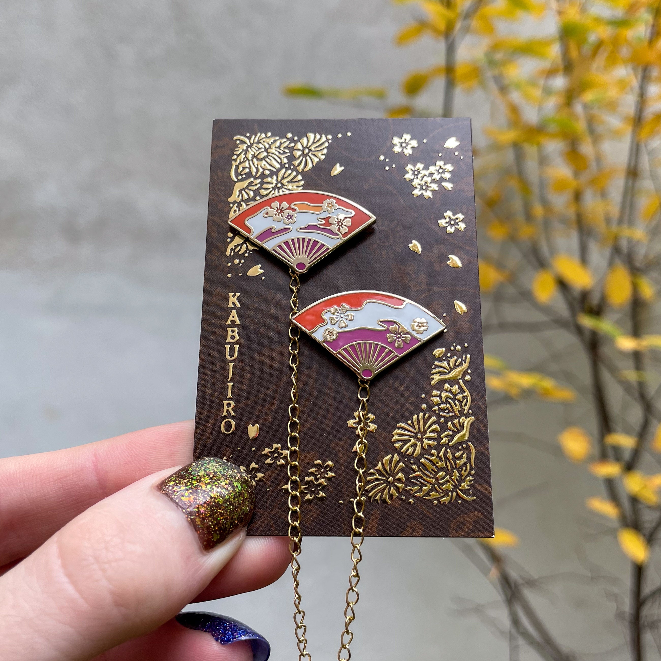 kabujiro-fans-lesbian-pride-fans-kragen-pin-set-gold-16cm image 2