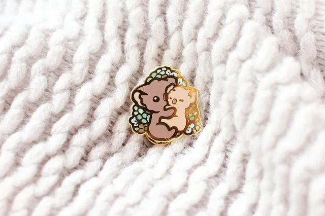 miamouz-koala-mama-mit-kind-emaille-pin-normale-qualit-t-gold image 1
