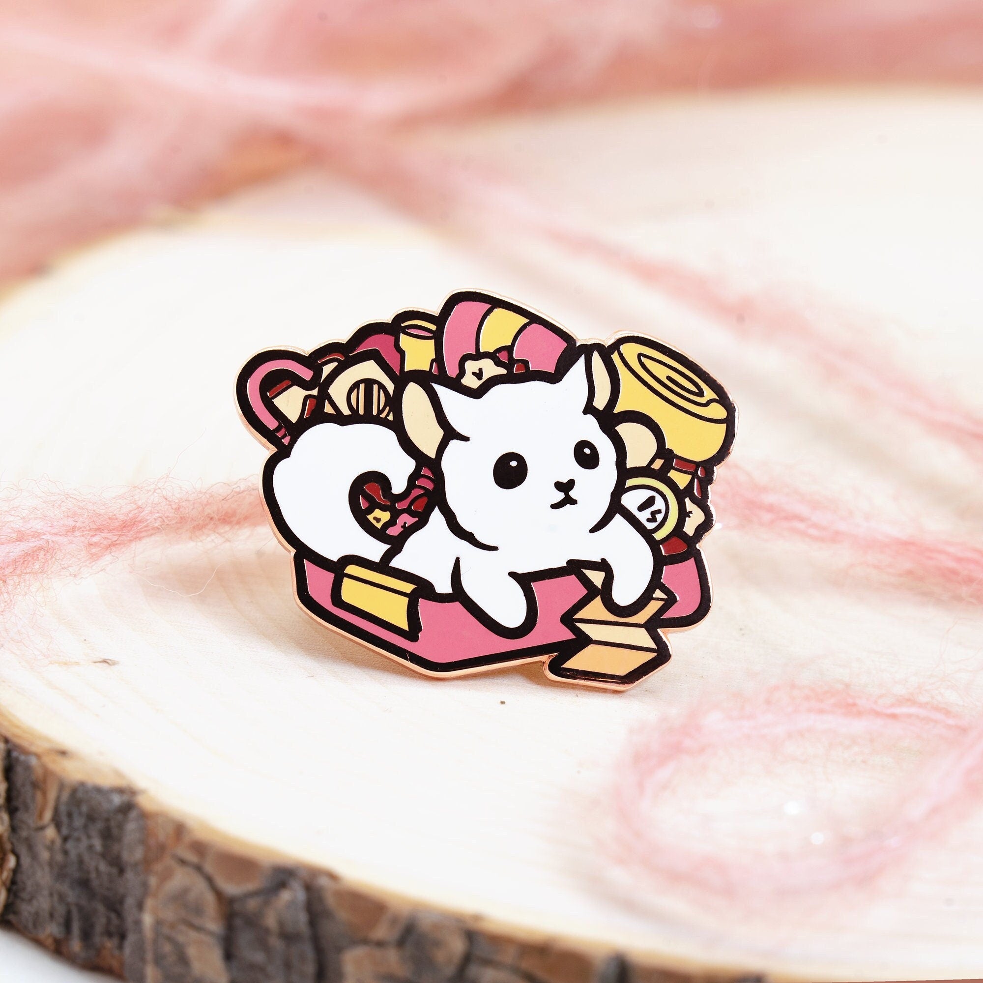 miamouz-chinchilla-adventurer-emaille-pin-koffer-31-mm image 1