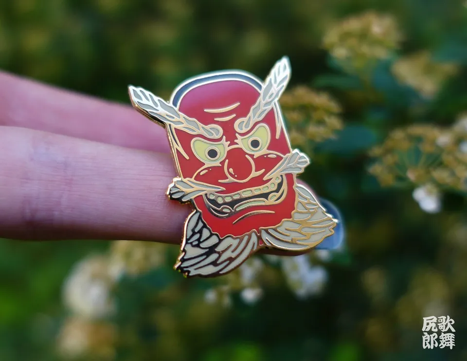 kabujiro-enamel-pins-tengu-maske-emaille-pin-35mm-gold image 1
