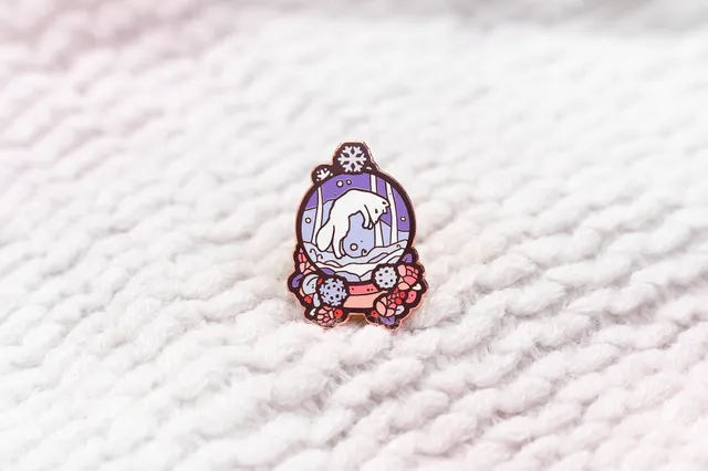 miamouz-arctic-fox-schneekugel-emaille-pin-winter-fuchs image 1