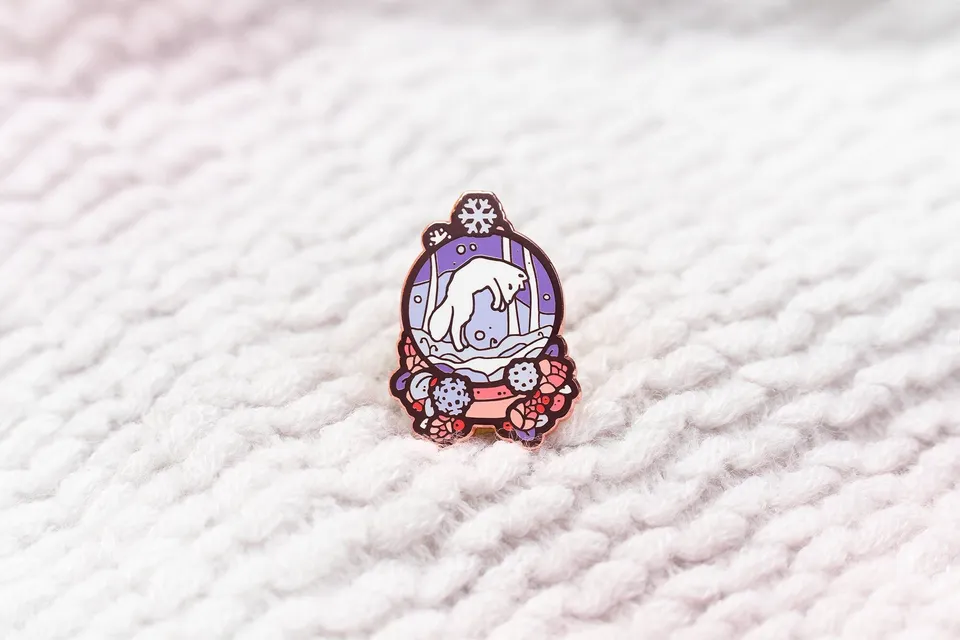 miamouz-arctic-fox-schneekugel-emaille-pin-winter-fuchs image 1