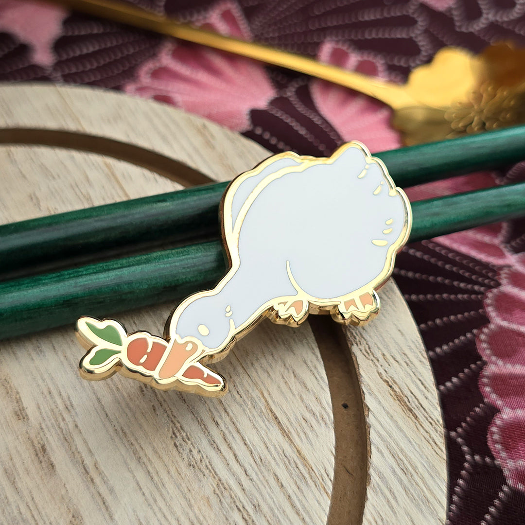 katzenjammerpins-duck-snacks-emaille-pin-standard-gold image 1