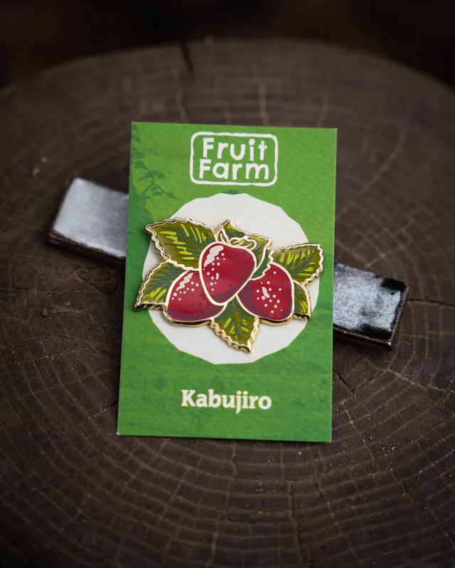 kabujiro-strawberries-fruit-farm-emaille-pin-erdbeeren image 1
