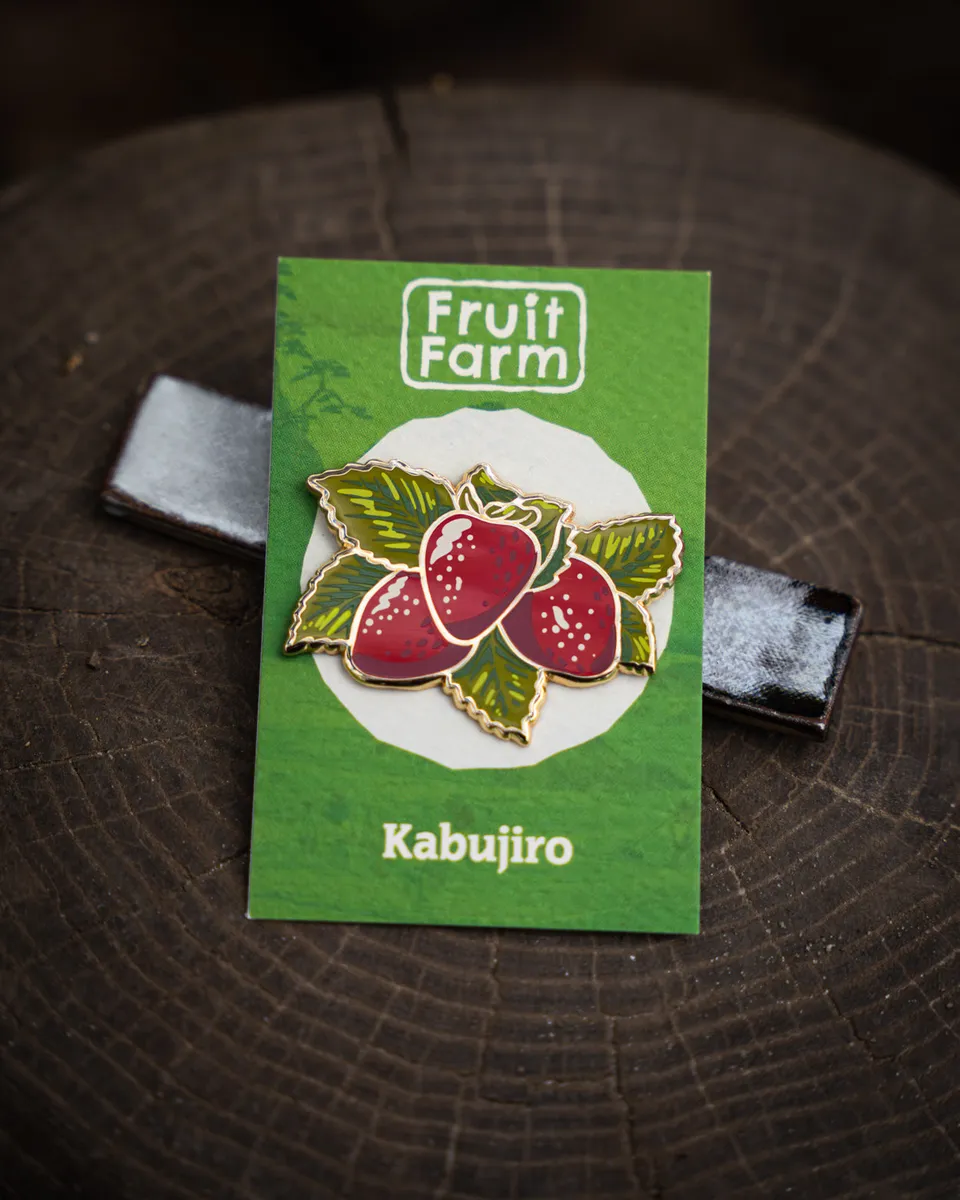 kabujiro-strawberries-fruit-farm-emaille-pin-erdbeeren image 1