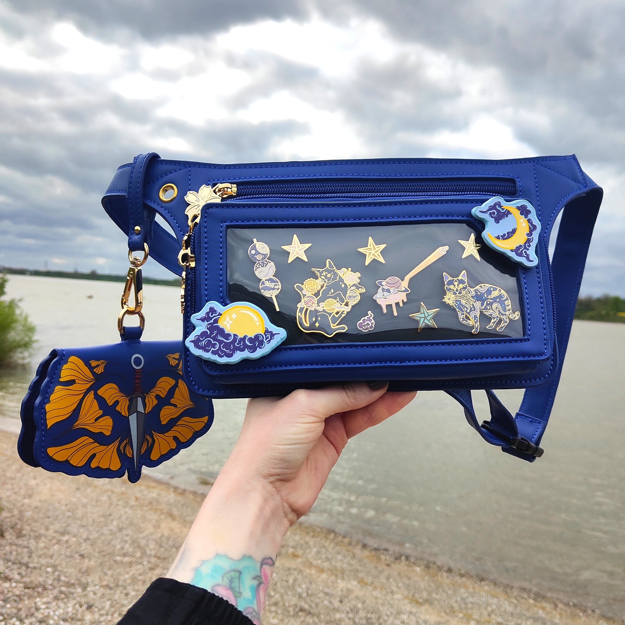 katzenjammerpins-ita-bag-blue-bauchtasche-f-r-pins-blau-fenster image 1