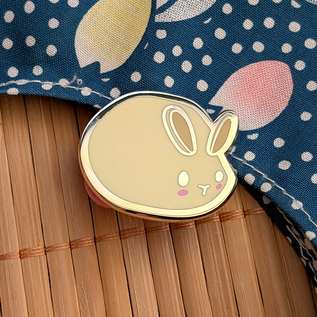 katzenjammerpins-mochi-bunny-emaille-pin-vanilla-gold image 2