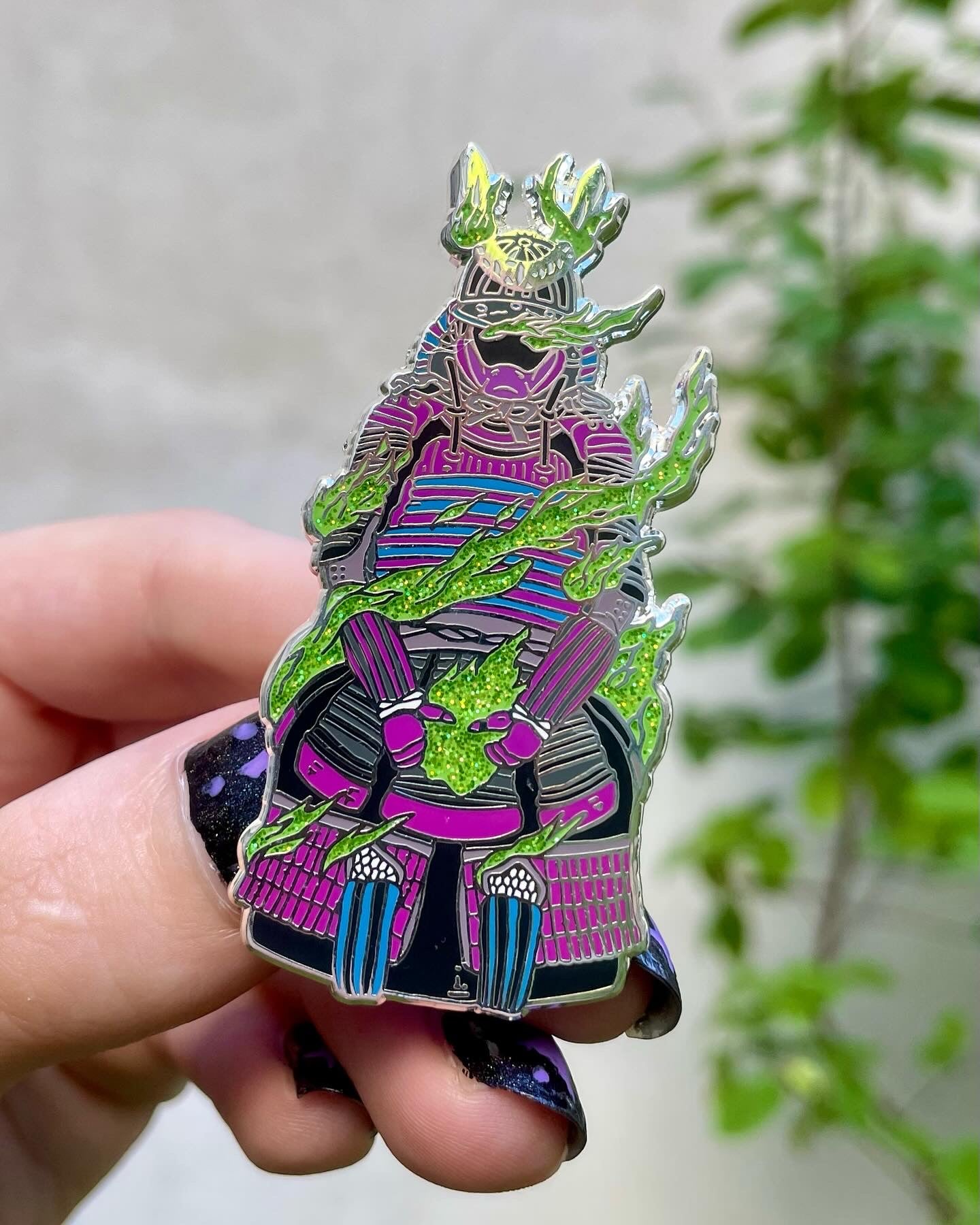 kabujiro-samurai-armour-glitzer-emaille-pin-65mm-silber image 1