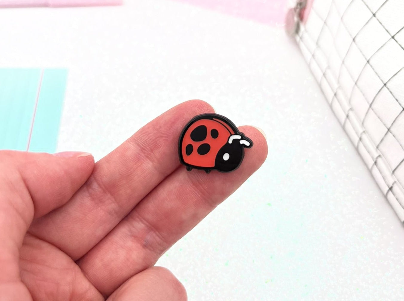 miamouz-tiny-ladybug-emaille-pin-mini-marienk-fer-rot image 2