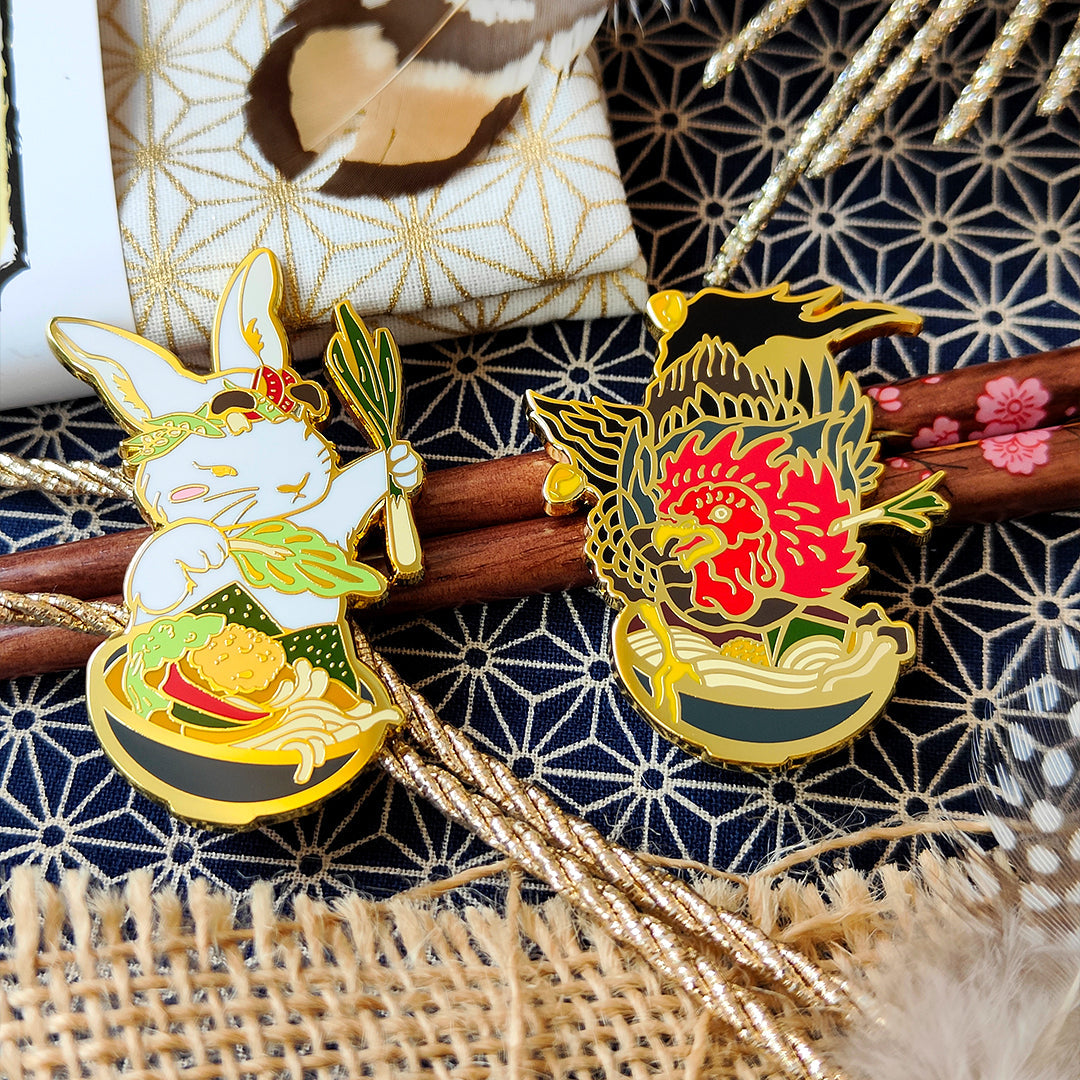 katzenjammerpins-rooster-ramen-master-emaille-pin-hahn-gold image 3