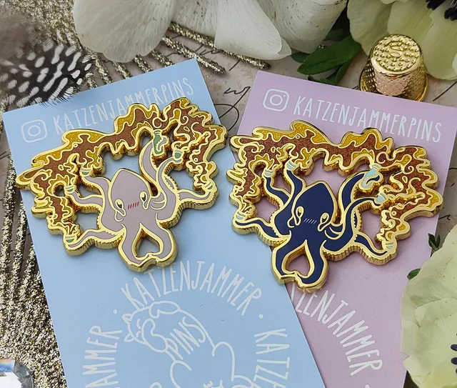 katzenjammerpins-sakekrake-bp241-38-pin-lila-oktopus image 1