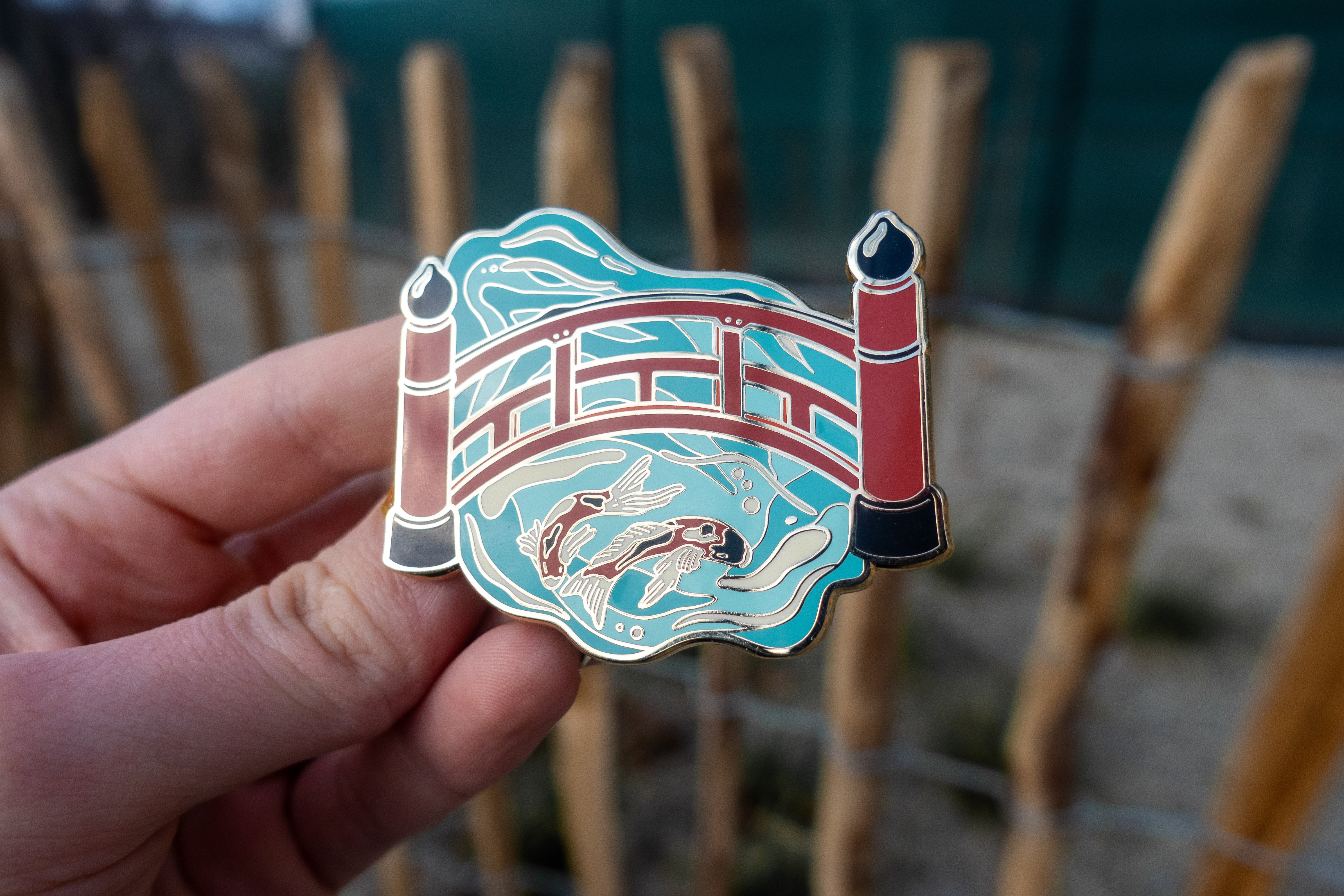 kabujiro-koi-pond-bridge-emaille-pin-koi-teich-gold-50x58mm image 2