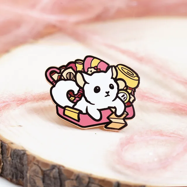 miamouz-chinchilla-adventurer-emaille-pin-koffer-31-mm image 1