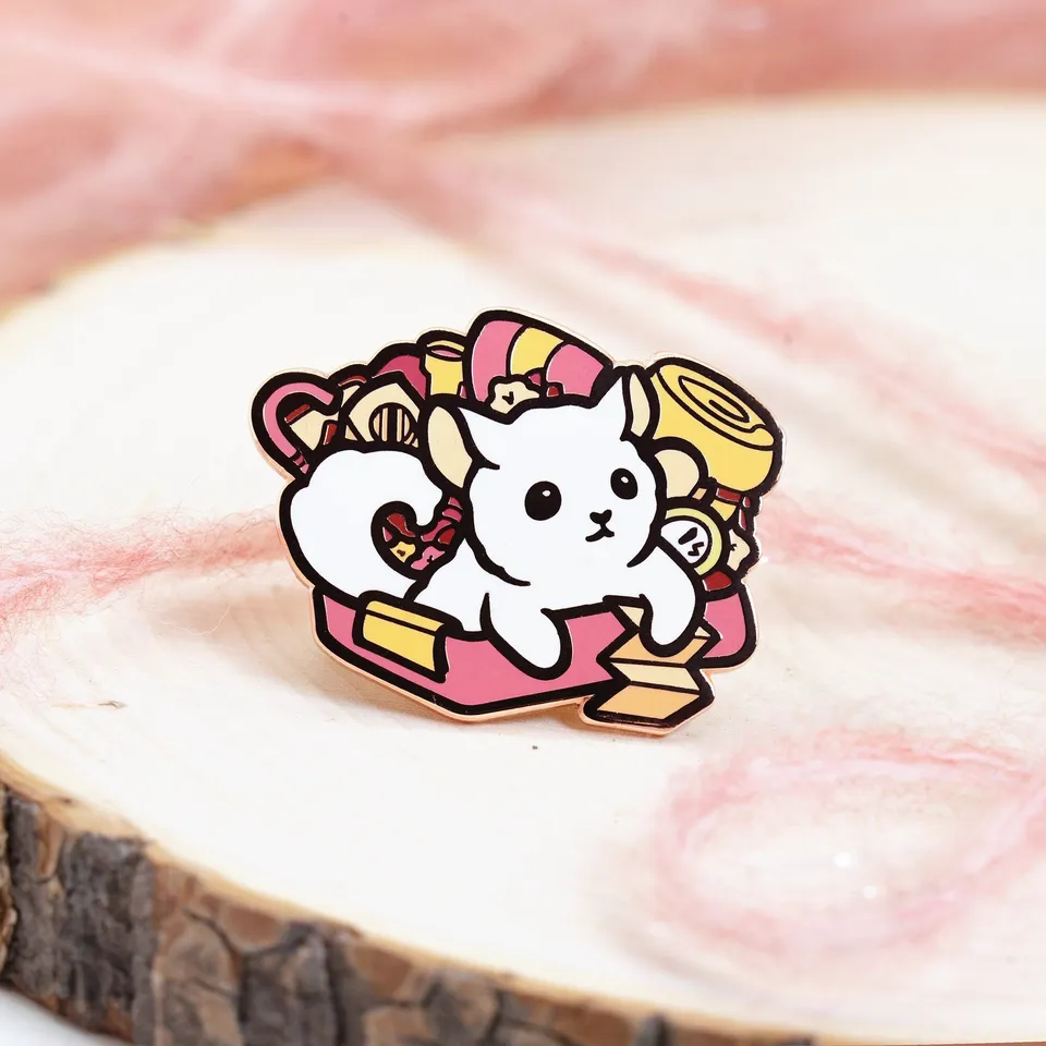 miamouz-chinchilla-adventurer-emaille-pin-koffer-31-mm image 1