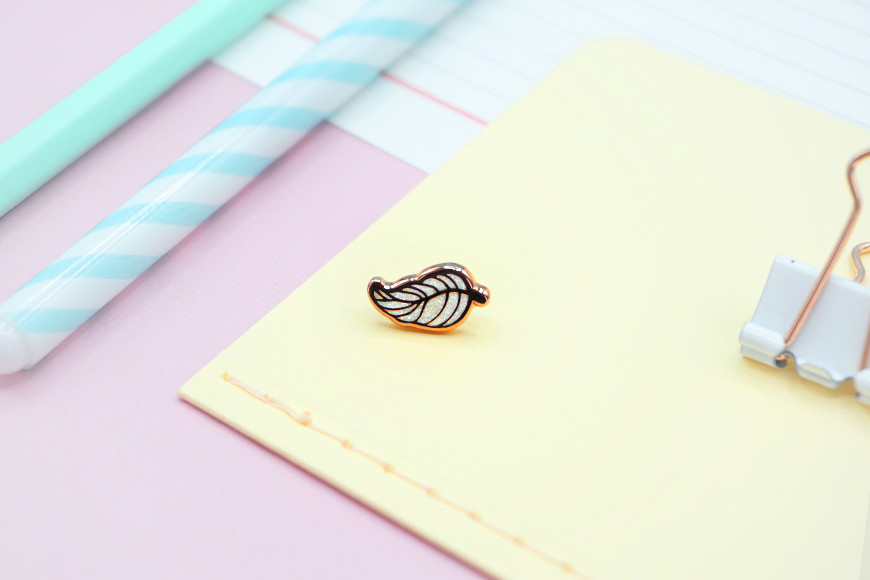 miamouz-white-glitter-feather-mini-emaille-pin-feder-14mm image 2