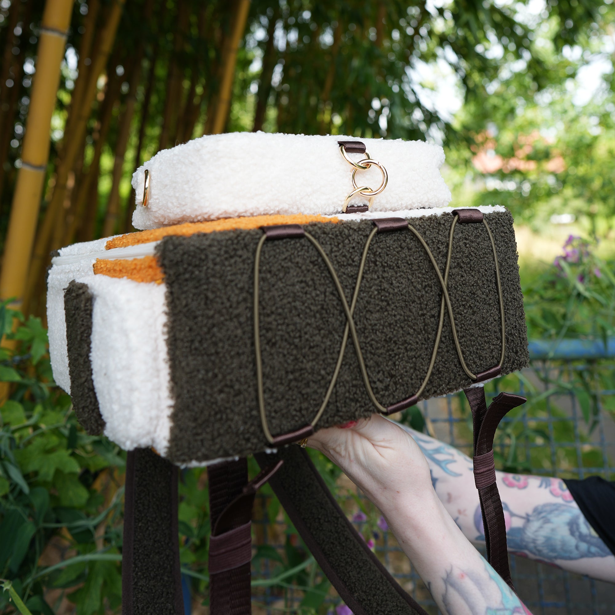 katzenjammerpins-ita-bag-rucksack-calico-front-pocket-wei image 5
