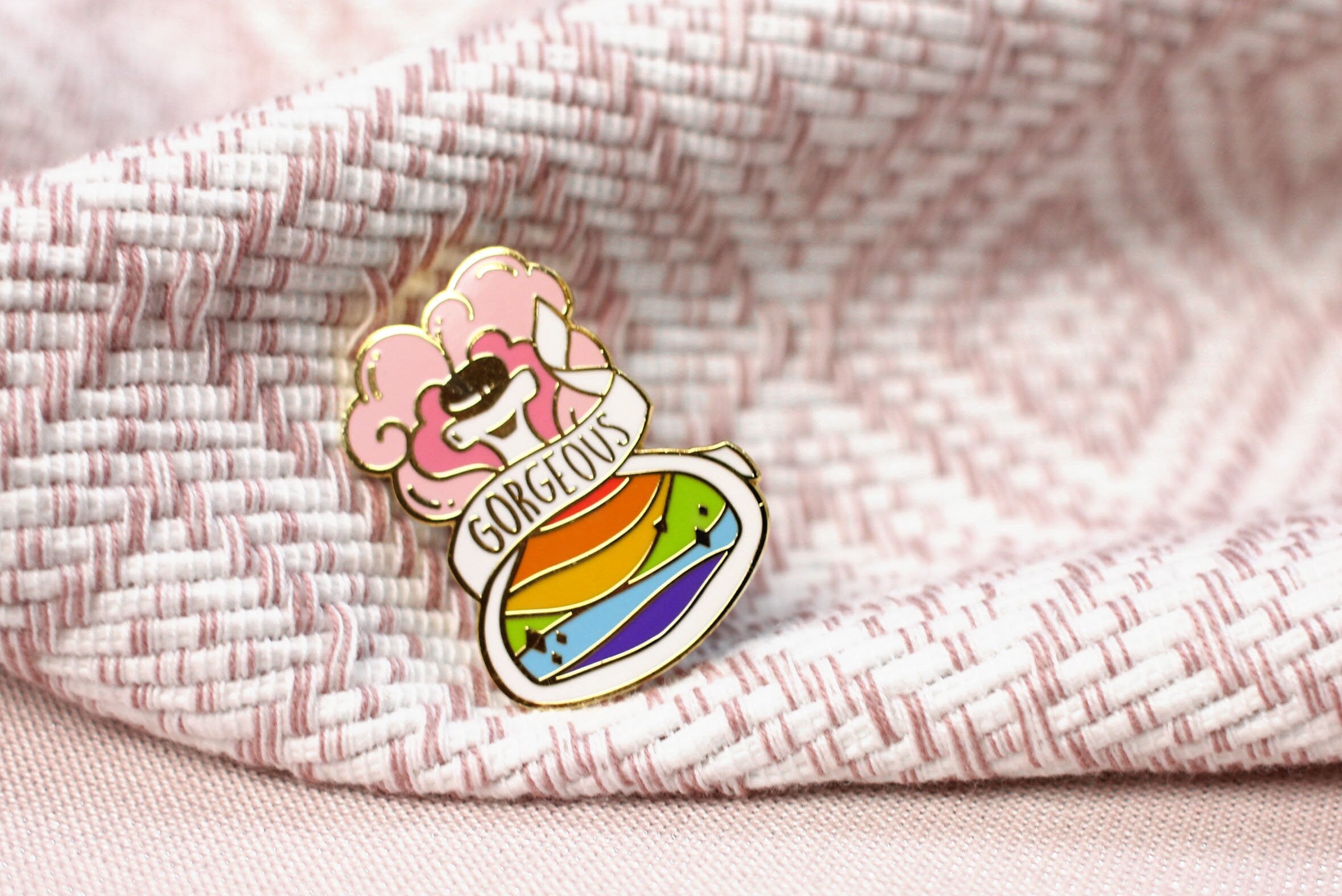 miamouz-pride-potion-emaille-pin-regenbogenflagge-gold image 3