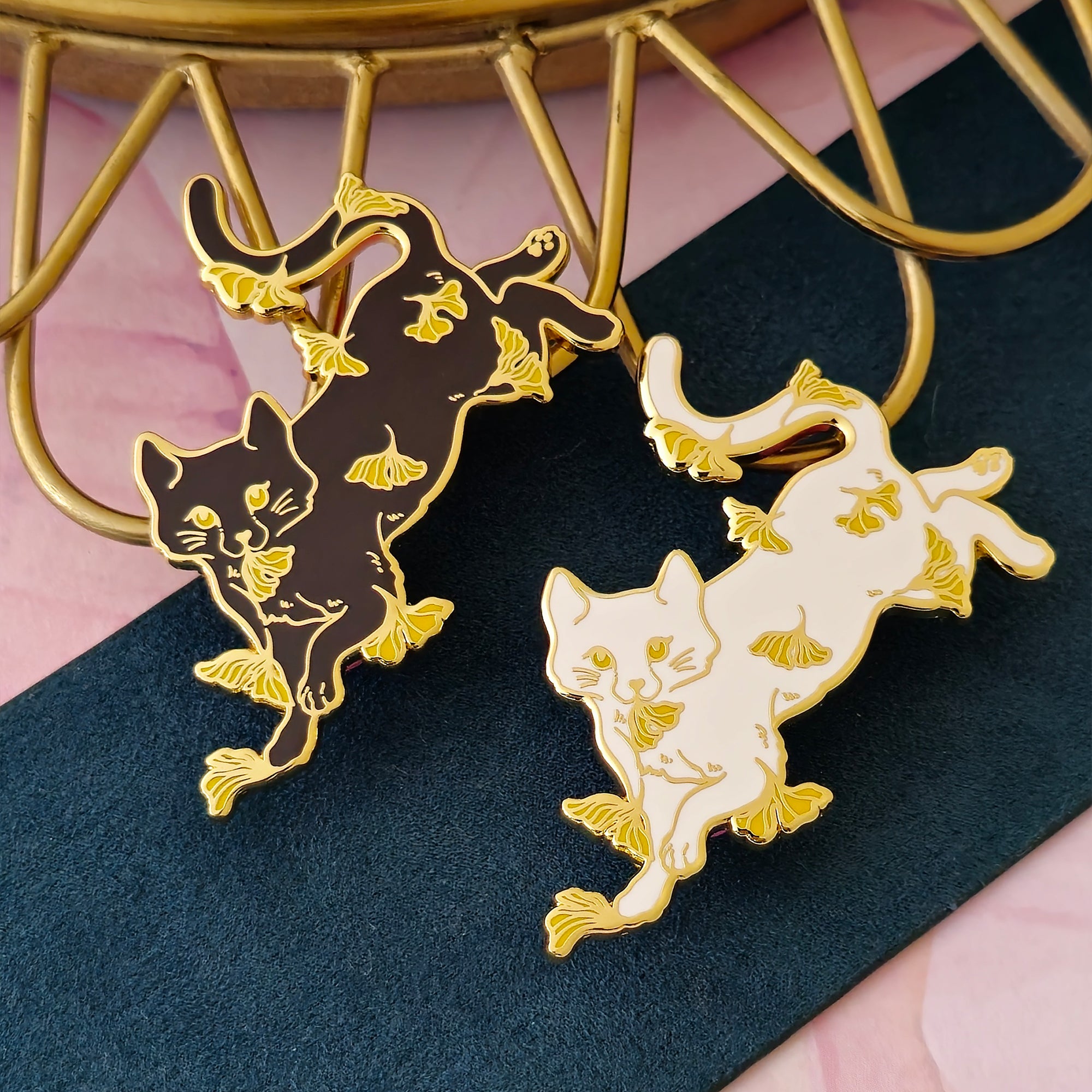 katzenjammerpins-ginkgo-cat-bp241-41-emaille-pin-schwarz-gold image 1