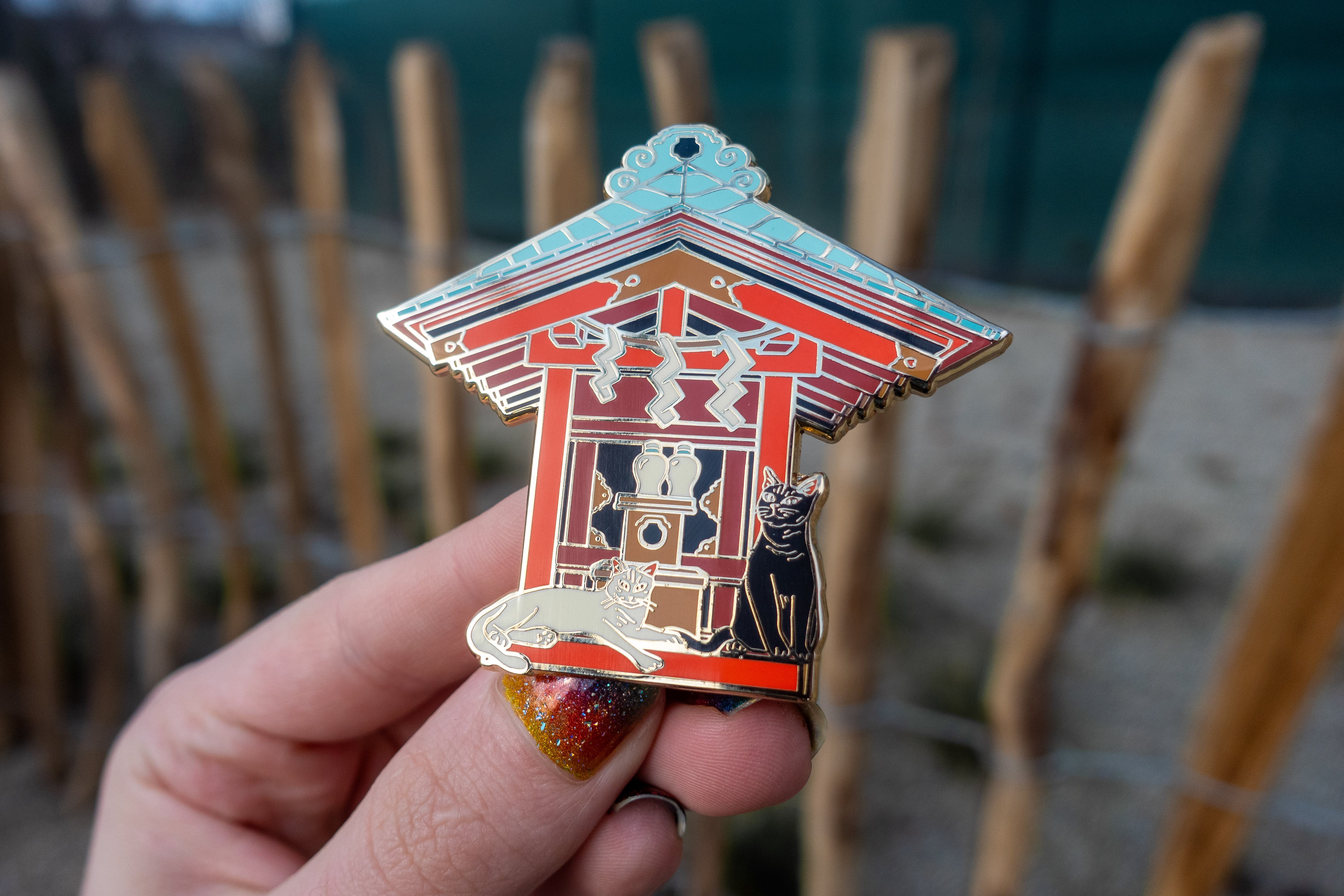 kabujiro-enamel-pins-shrine-cats-emaille-pin-schrein-60-mm image 2
