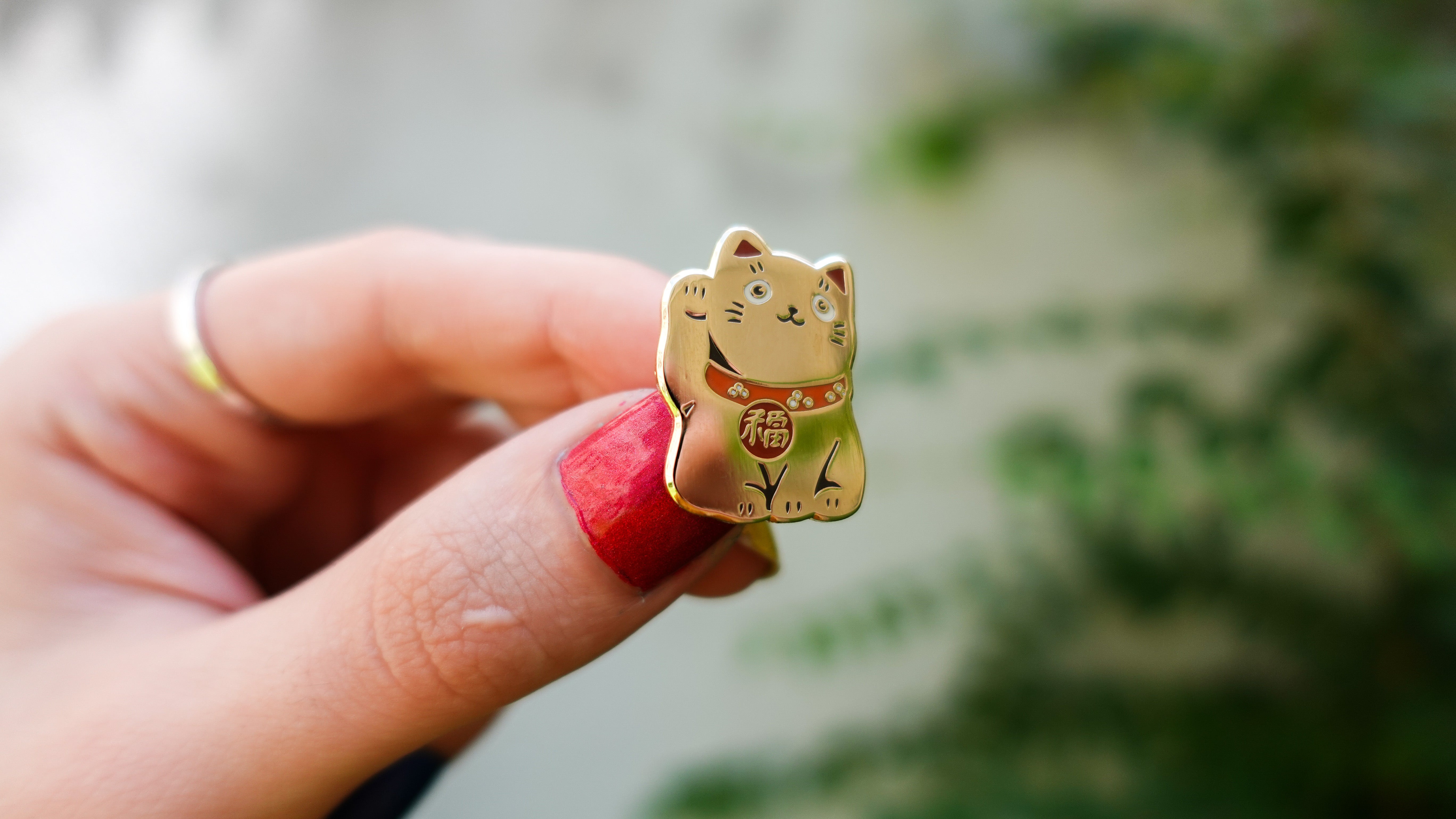 kabujiro-lucky-cat-enamel-pin-25mm-gold-gl-ckskatze image 5