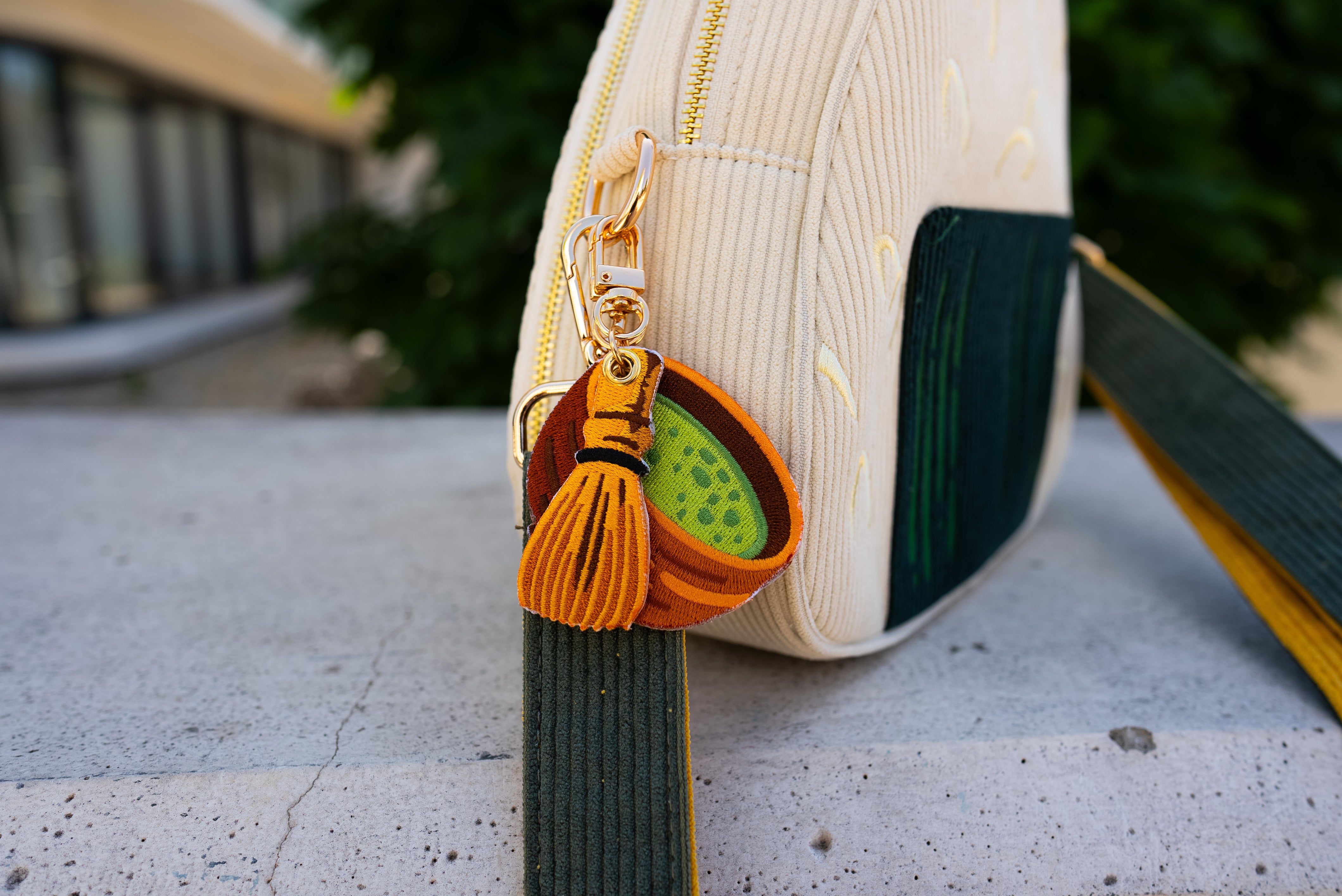kabujiro-charms-matcha-whisk-schl-sselanh-nger-bestickt-gold image 3