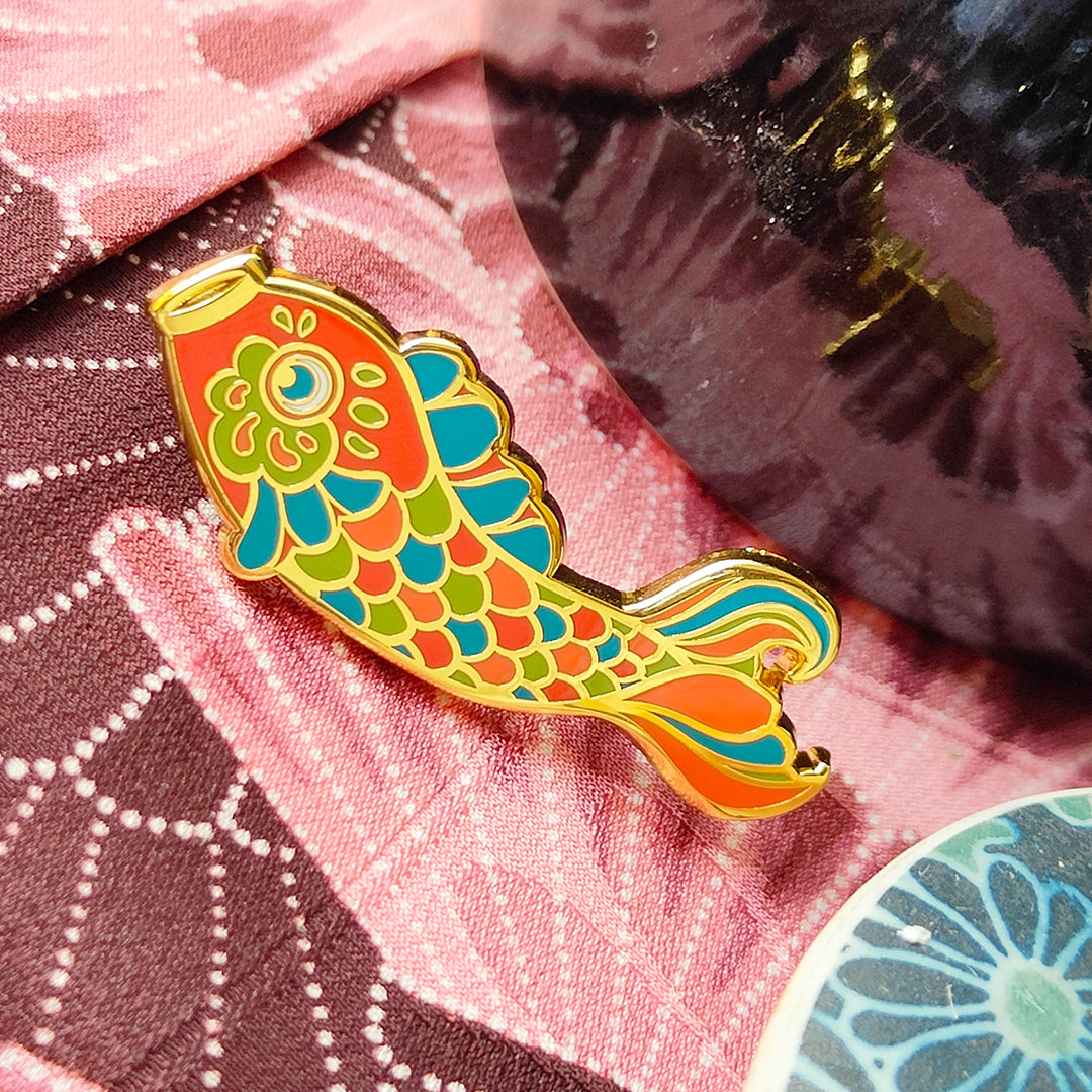 katzenjammerpins-koi-nobori-charm-emaille-pin-rot-standard image 2
