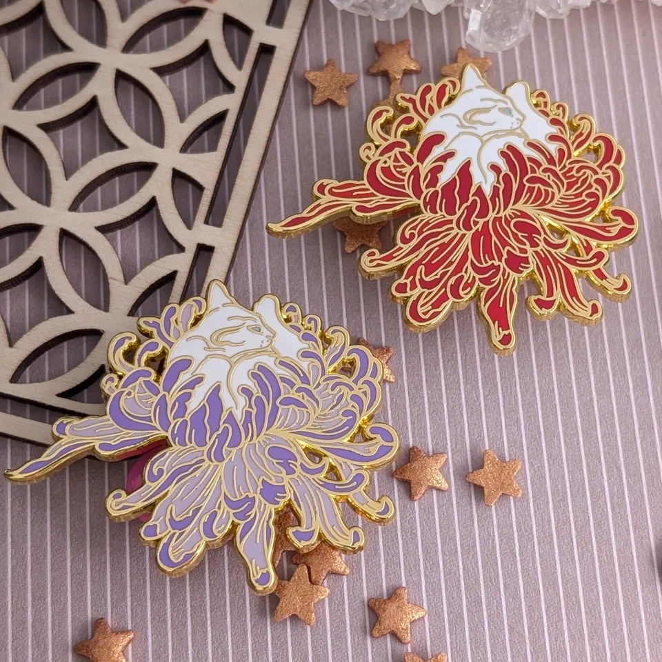 katzenjammerpins-chrysanthemum-cat-emaille-pin-violett image 1