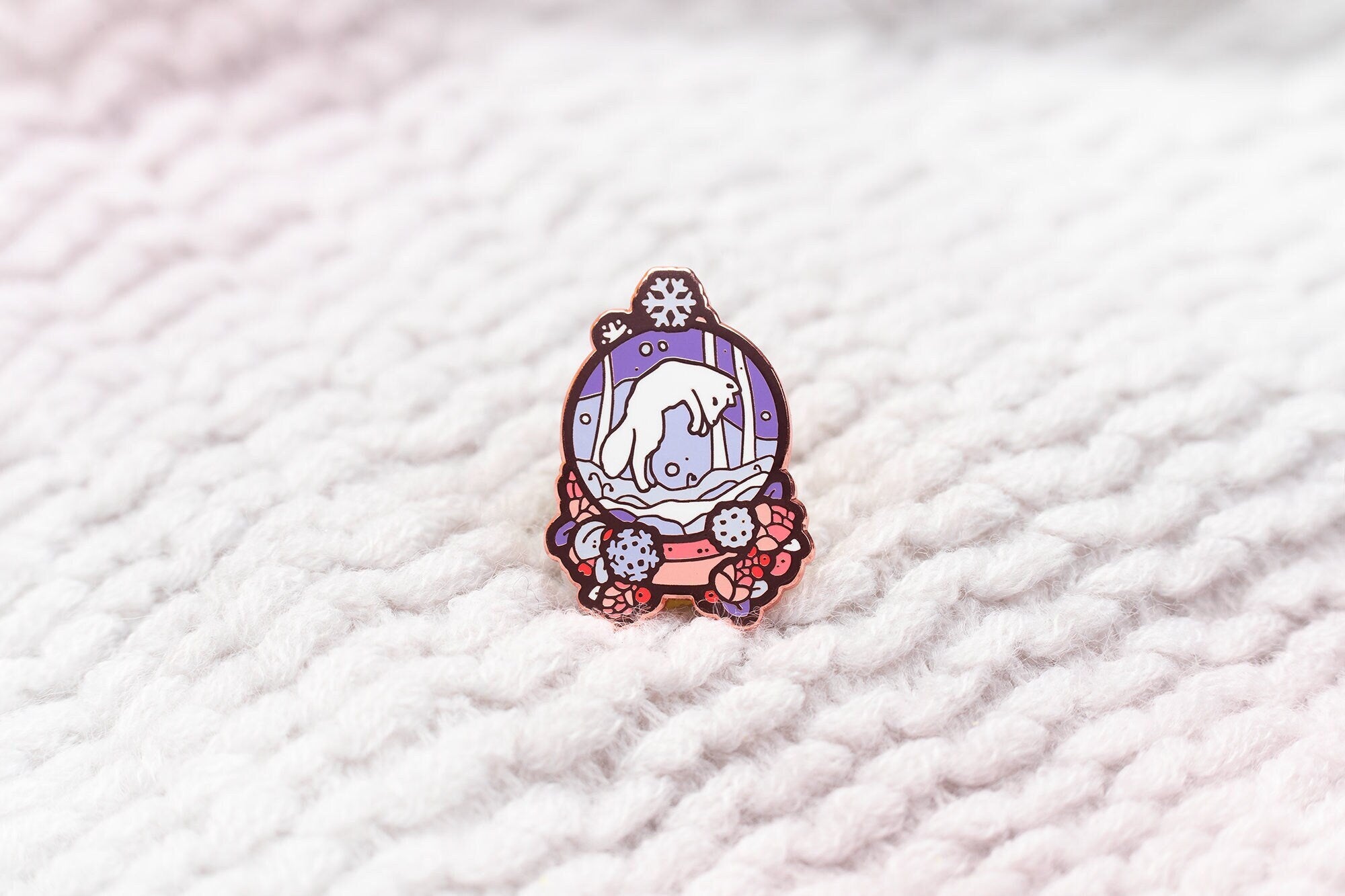 miamouz-arctic-fox-schneekugel-emaille-pin-winter-fuchs image 1