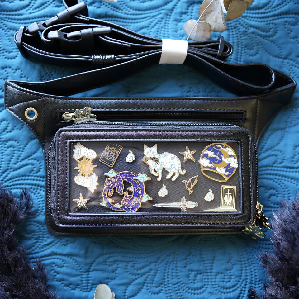 katzenjammerpins-ita-bag-bauchtasche-schwarz-gro-es-fenster image 1