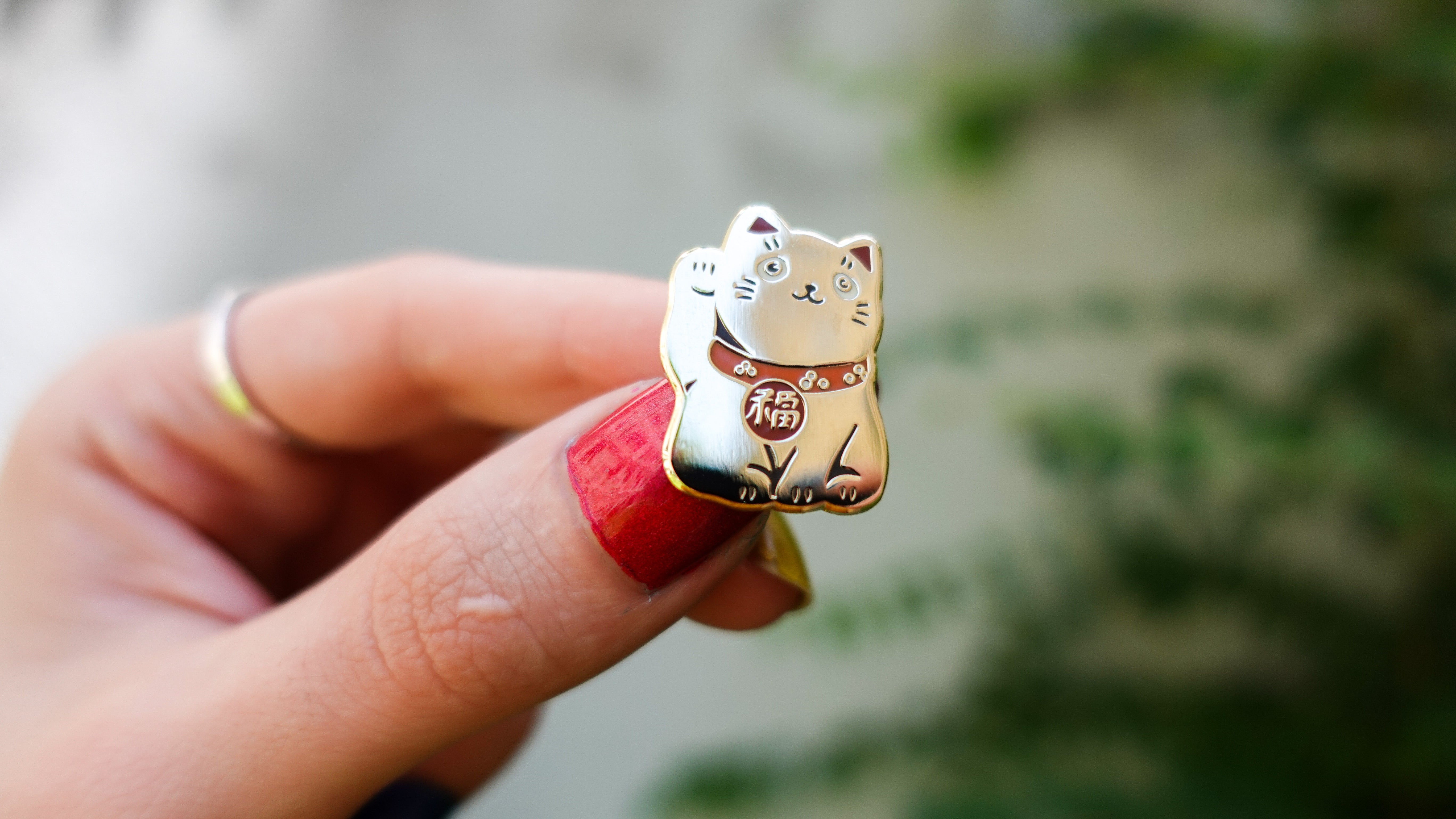 kabujiro-lucky-cat-enamel-pin-25mm-gold-gl-ckskatze image 7