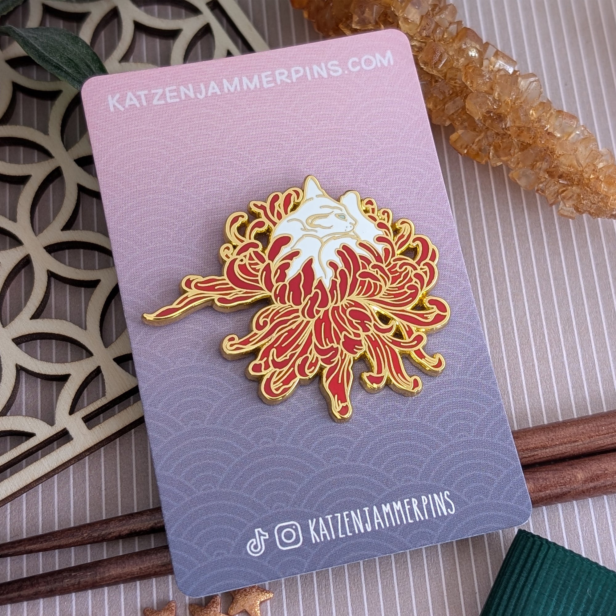 katzenjammerpins-chrysanthemum-cat-emaille-pin-violett image 5