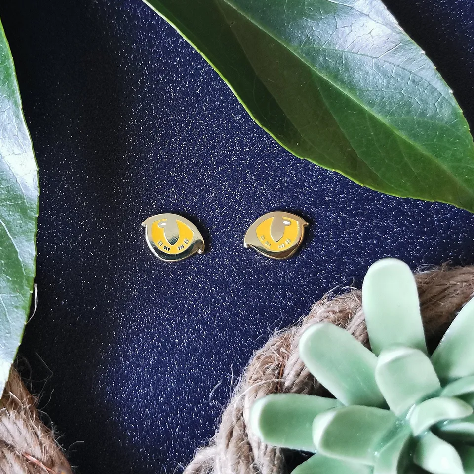 katzenjammerpins-cat-eyes-amber-glow-pin-kragenpins-2er image 1