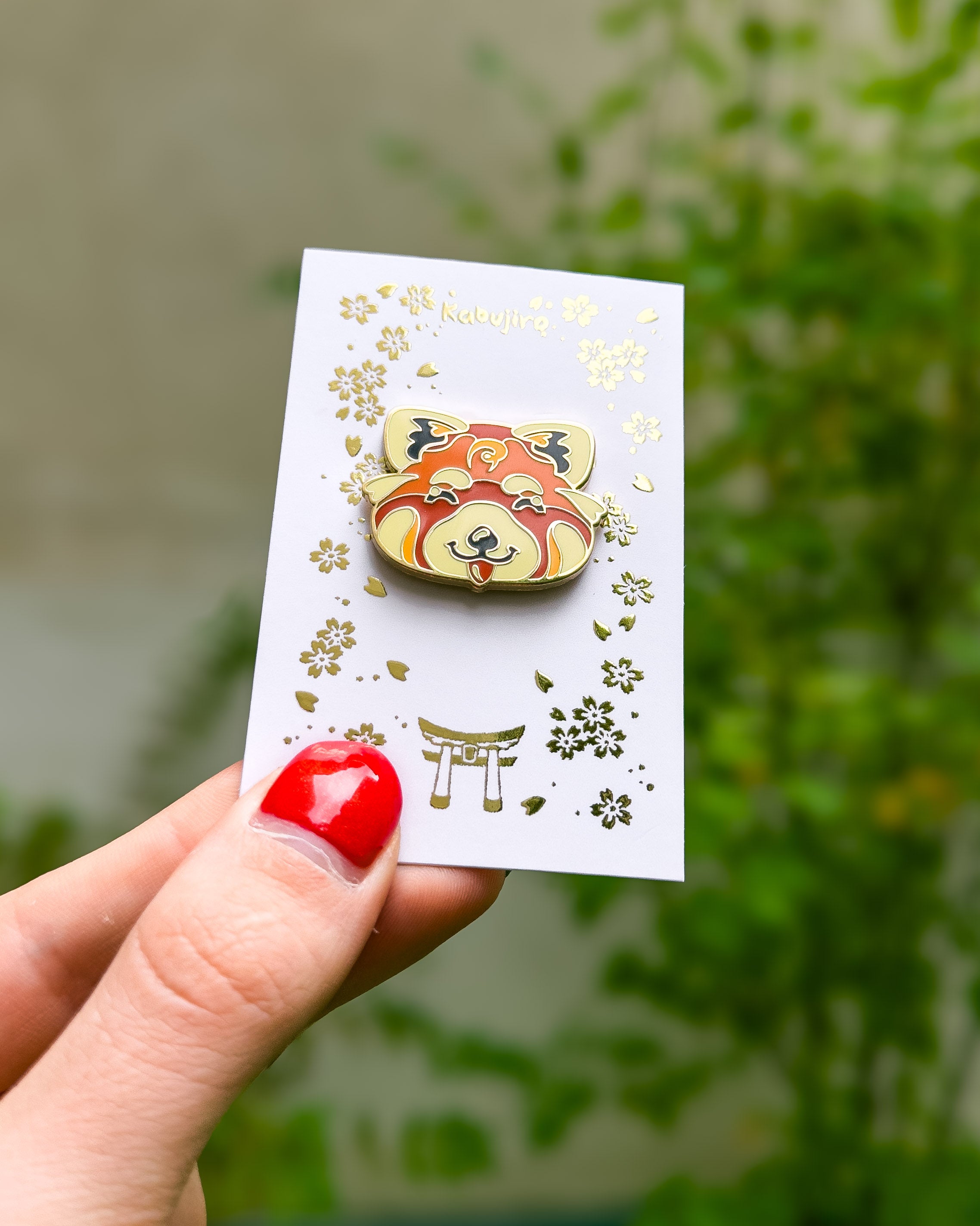 kabujiro-enamel-pins-red-panda-emaille-pin-gold-26mm image 3