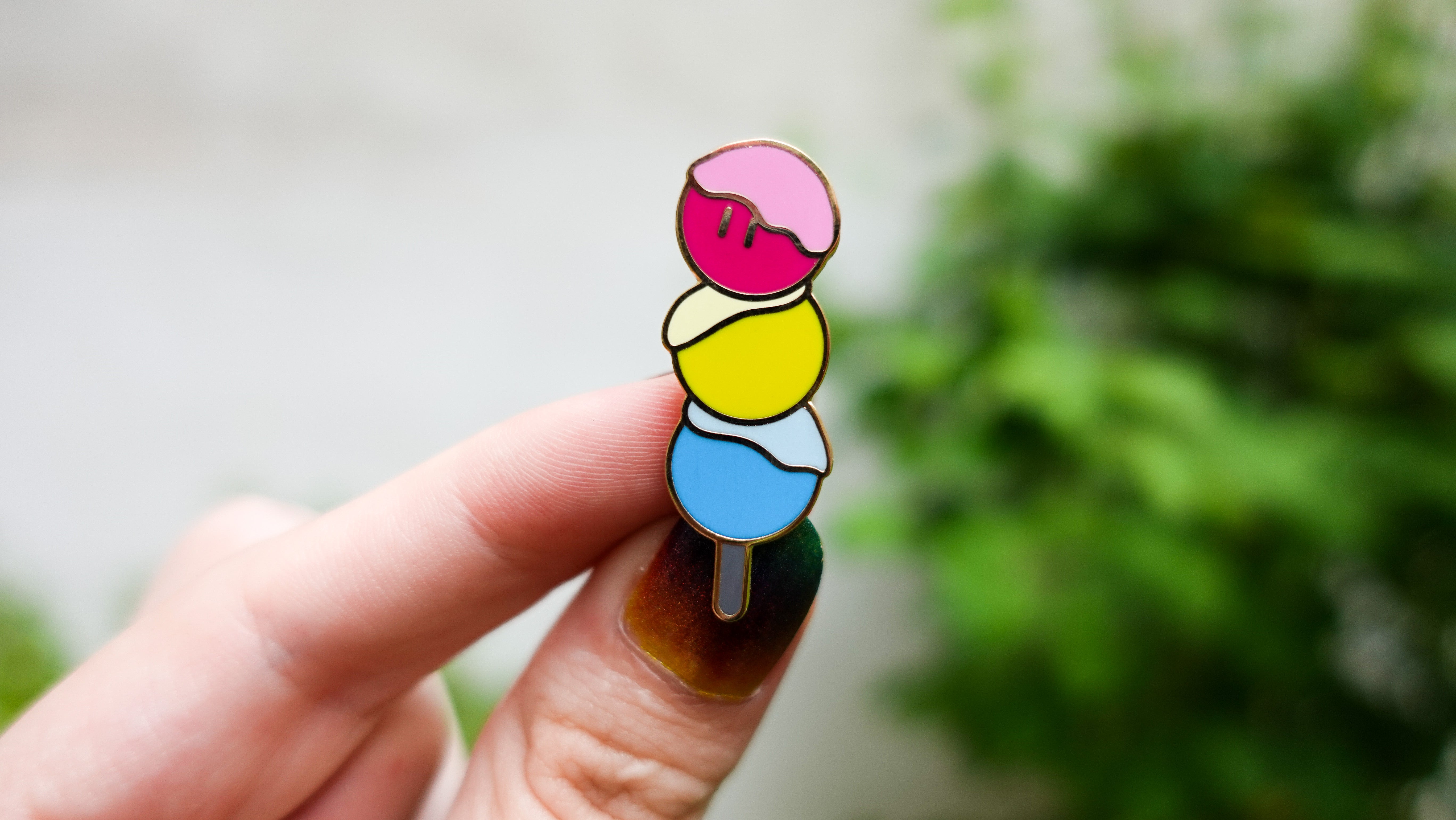 kabujiro-pride-dango-enamel-pin-pansexuell-40mm-gold image 2