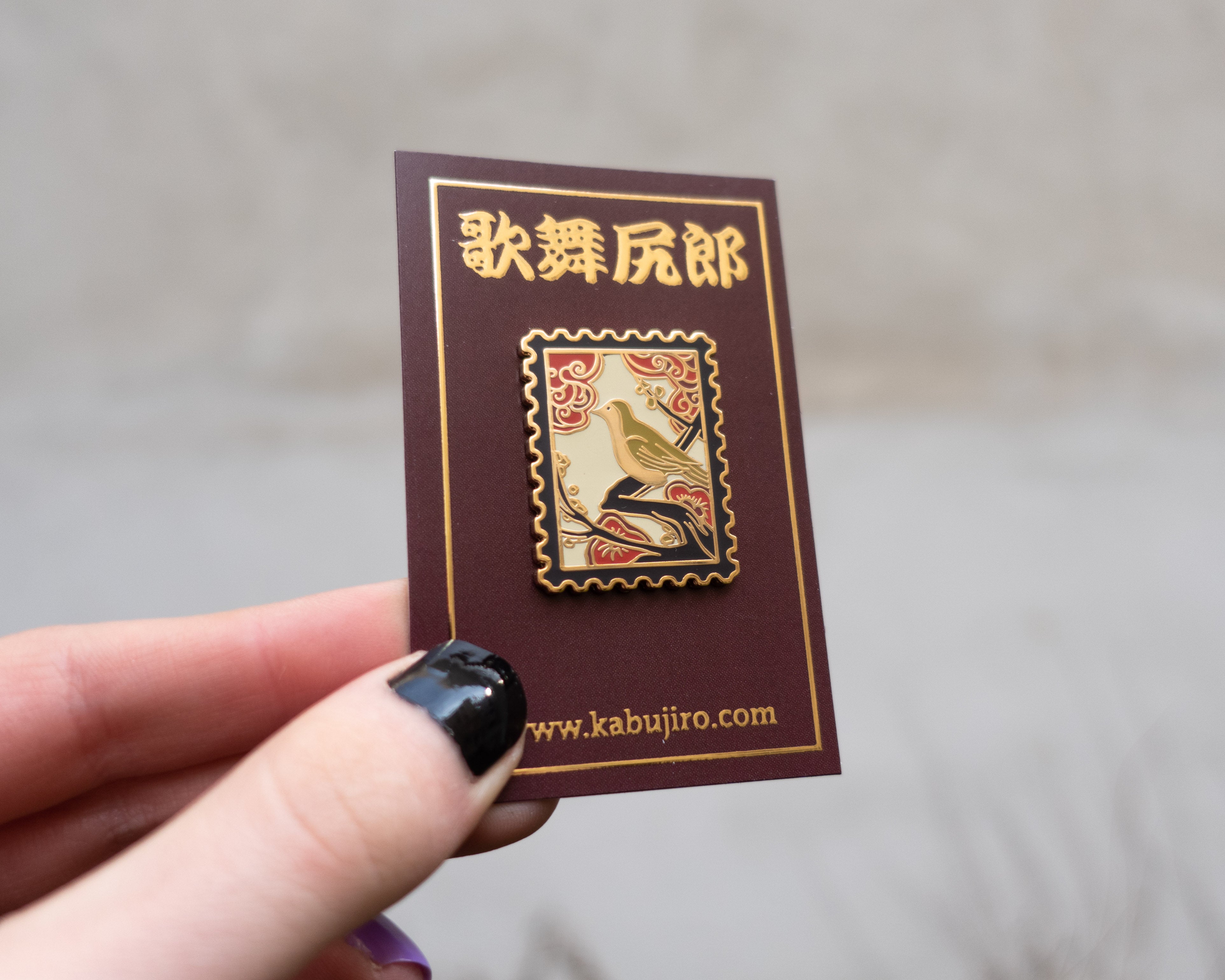 kabujiro-hanafuda-bush-warbler-emaille-pin-briefmarke-35mm image 3