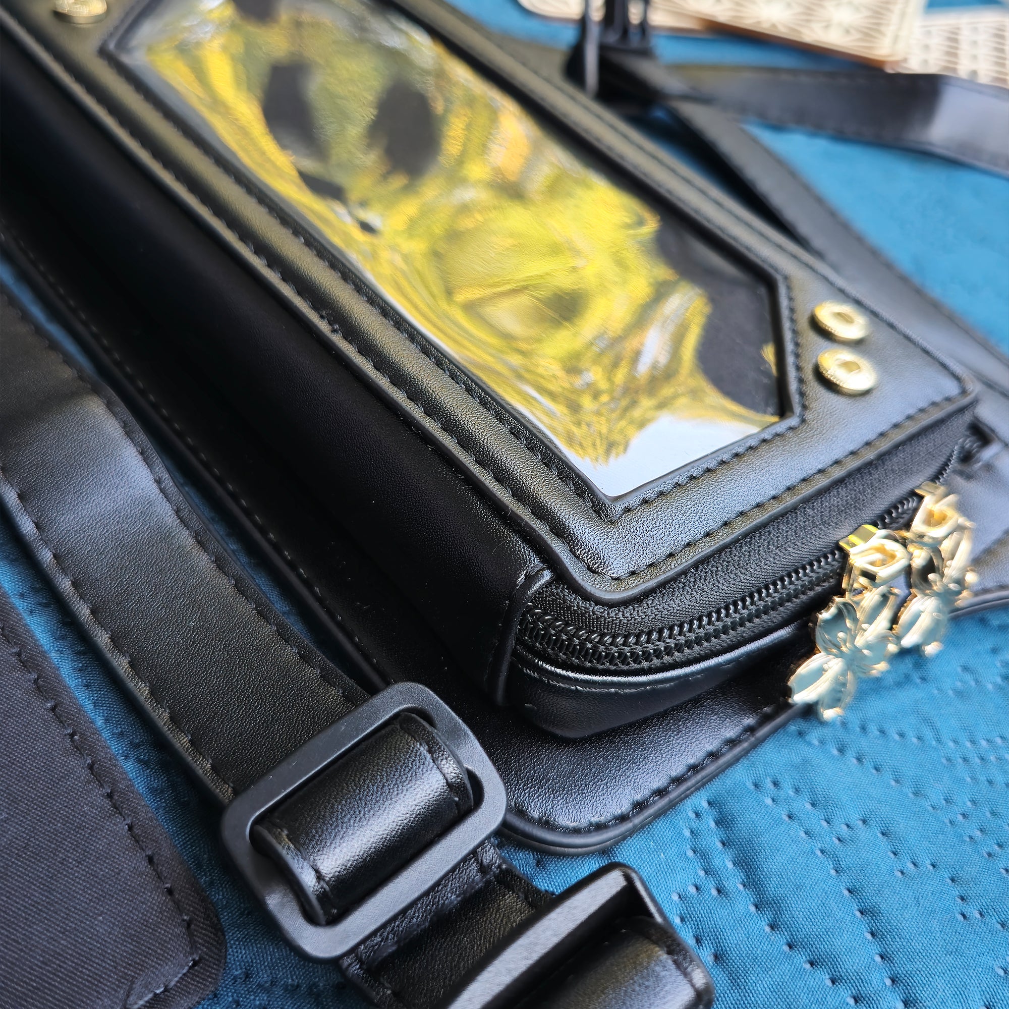 katzenjammerpins-ita-bag-ib241-1-schwarz-gold-bauchtasche image 3