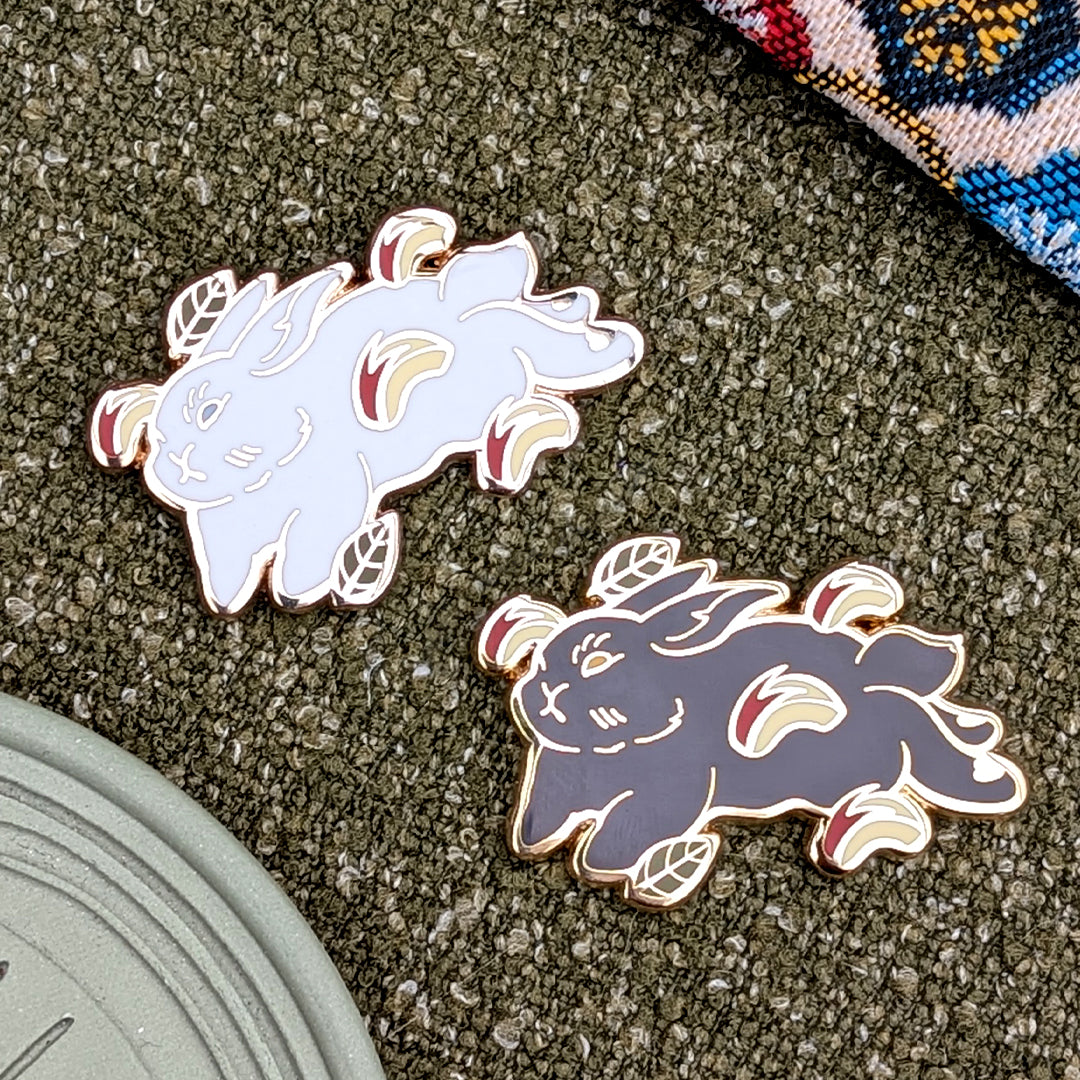 katzenjammerpins-apple-bun-hard-enamel-pin-schwarz image 1