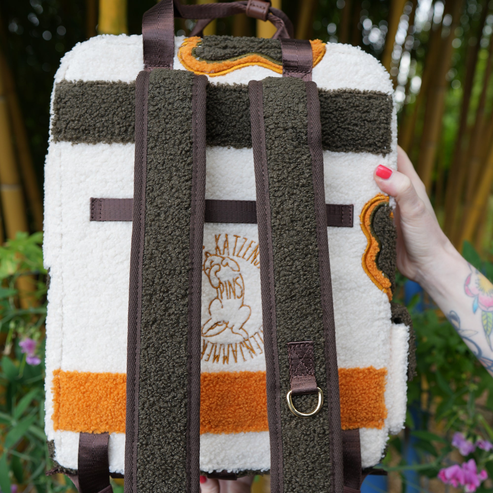 katzenjammerpins-ita-bag-rucksack-calico-front-pocket-wei image 3