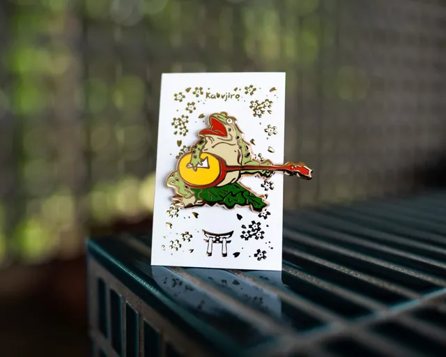 kabujiro-animal-circus-singing-frog-emaille-pin-60mm image 1