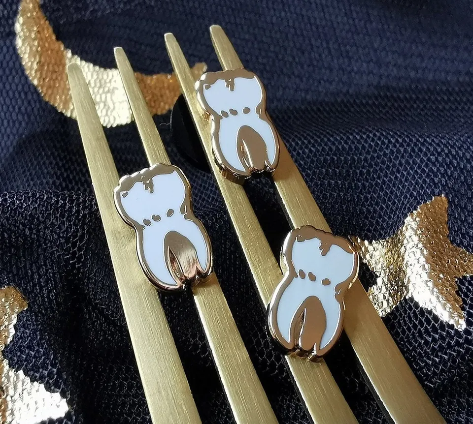 katzenjammerpins-tooth-white-mp241-17-mini-pin-gold-1-zahn image 1