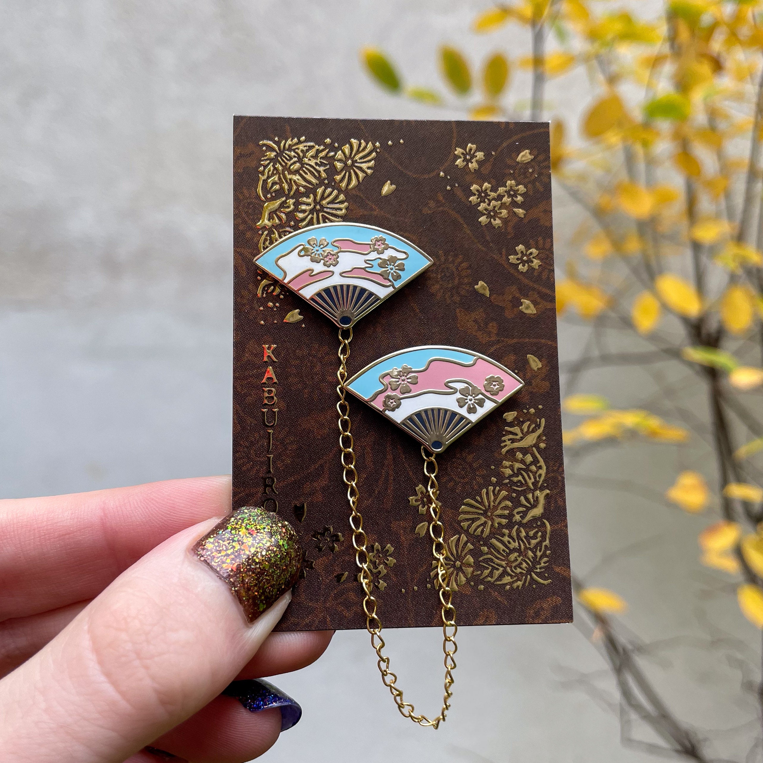 kabujiro-fans-trans-pride-fans-kragen-pin-set-gold-16cm-kette image 1
