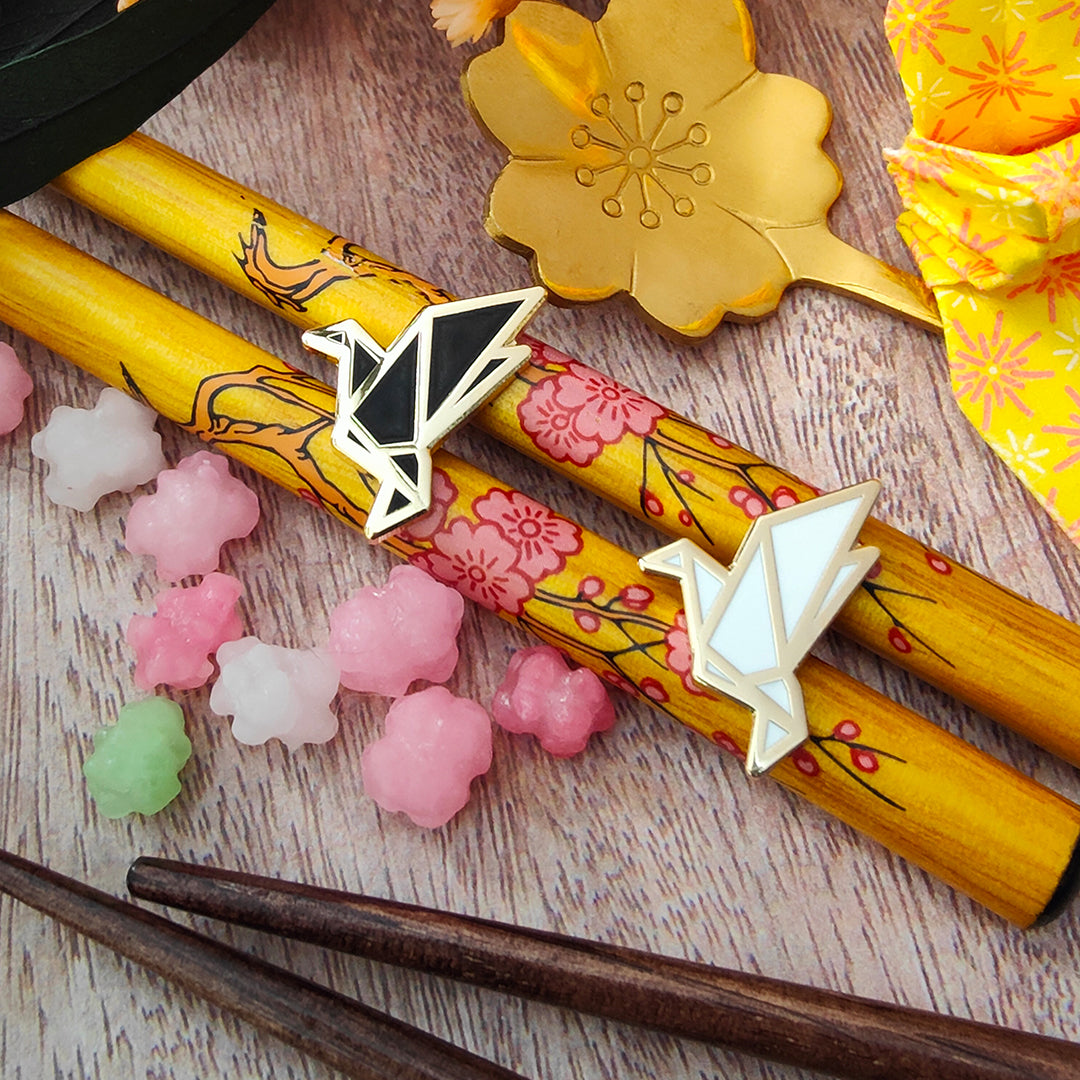 katzenjammerpins-origami-crane-emaille-pin-wei-standard image 1