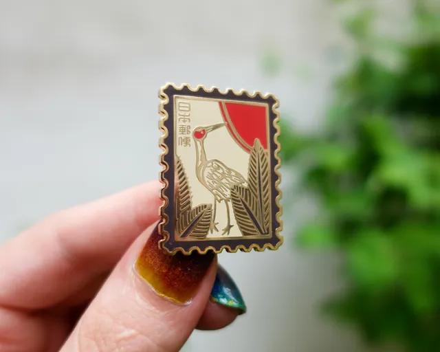 kabujiro-enamel-pins-hanafuda-crane-emaille-pin-35mm-gold image 1