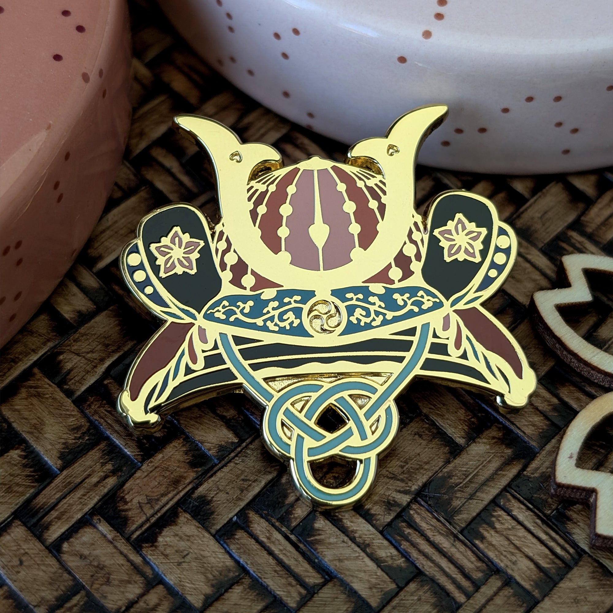 katzenjammerpins-kabuto-cat-emaille-pin-gold-4-2-cm image 2