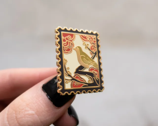 kabujiro-hanafuda-bush-warbler-emaille-pin-briefmarke-35mm image 1