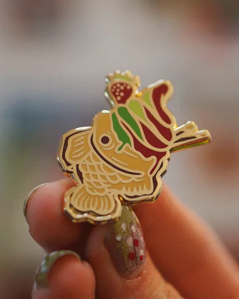 kabujiro-strawberry-matcha-taiyaki-emaille-pin-43mm image 1
