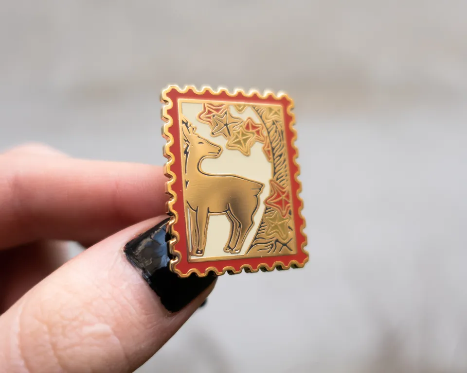 kabujiro-enamel-pins-hanafuda-stamp-dear-pin-35mm-gold image 1