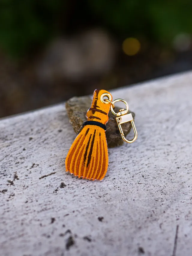 kabujiro-charms-matcha-whisk-schl-sselanh-nger-bestickt-gold image 1